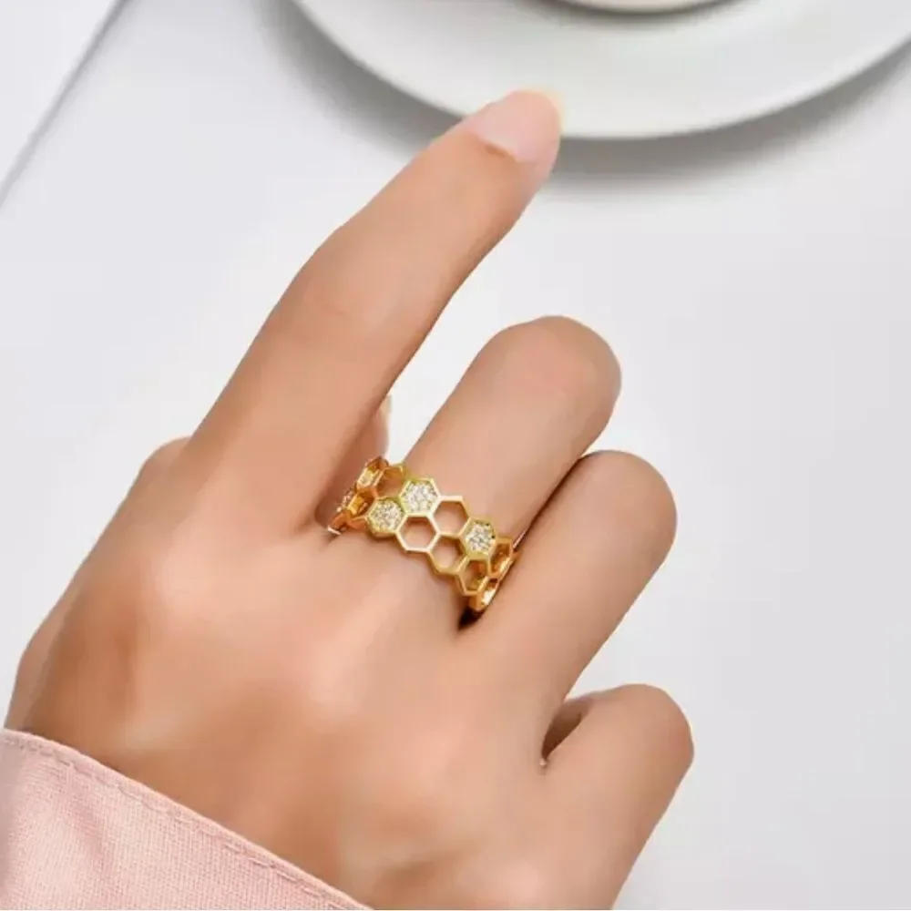 GOLD HONEYCOMB BEE COCKTAIL RING‎ ‘BEE MINE’
